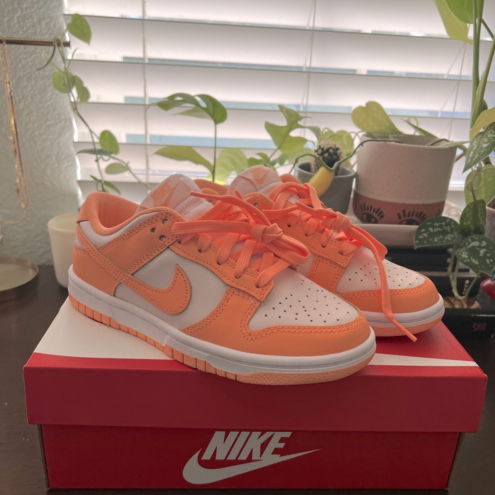 WOMENS NIKE DUNKS ORANGE CREAM